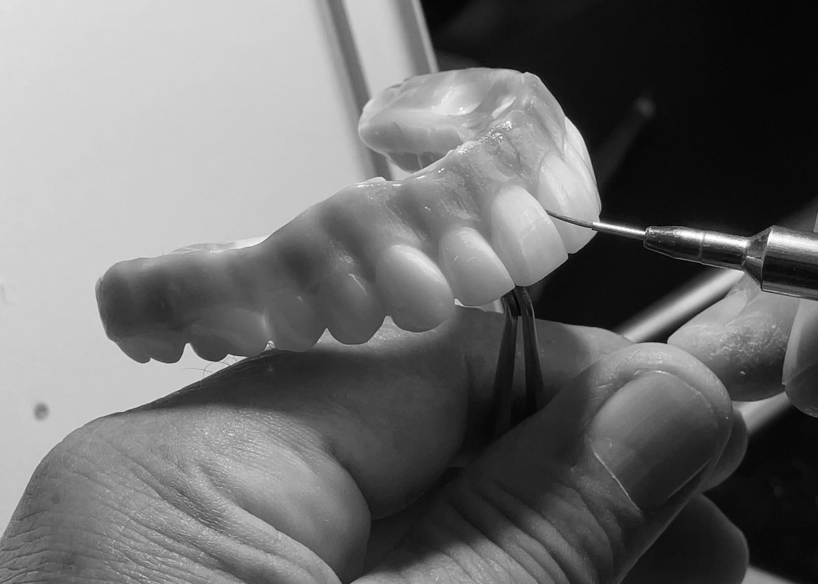 Maquillaje y glaseado de una prótesis en Fusión Taller Dental
